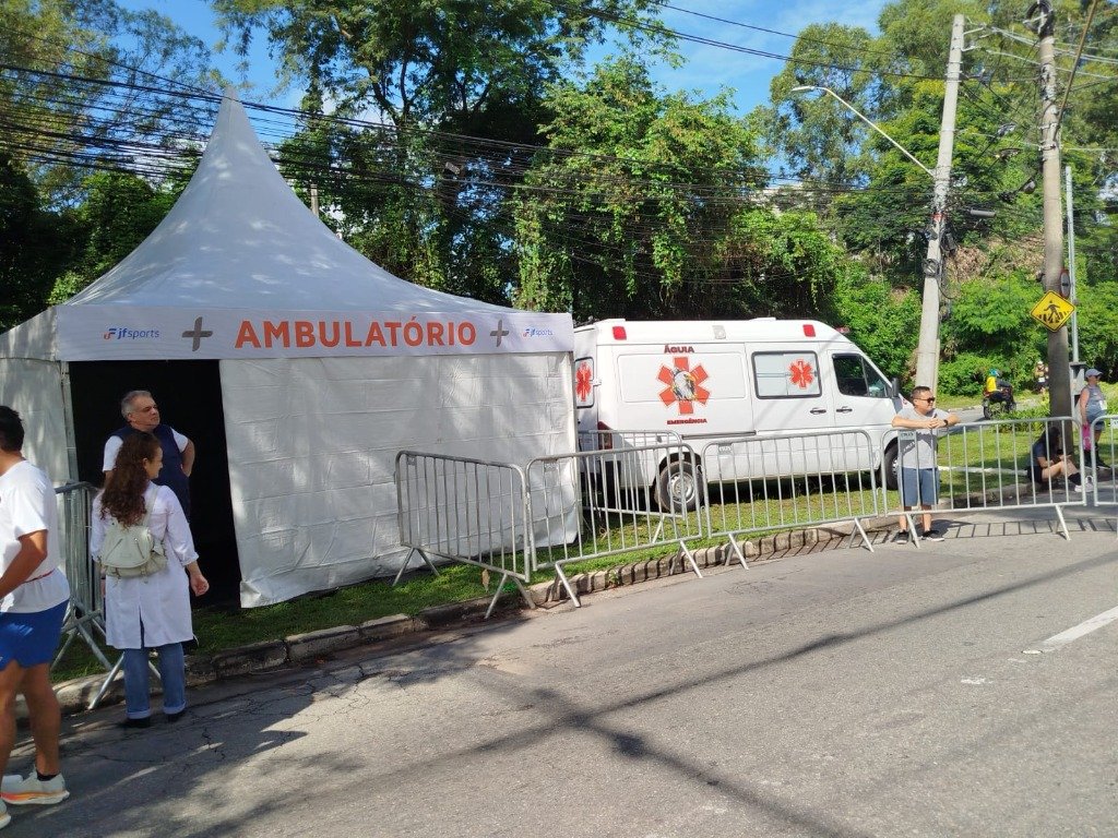 Ambulância Águia em cobertura de evento esportivo com ambulatório